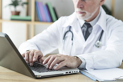 C’est une plateforme hybride pensée pour les professionnels de santé.